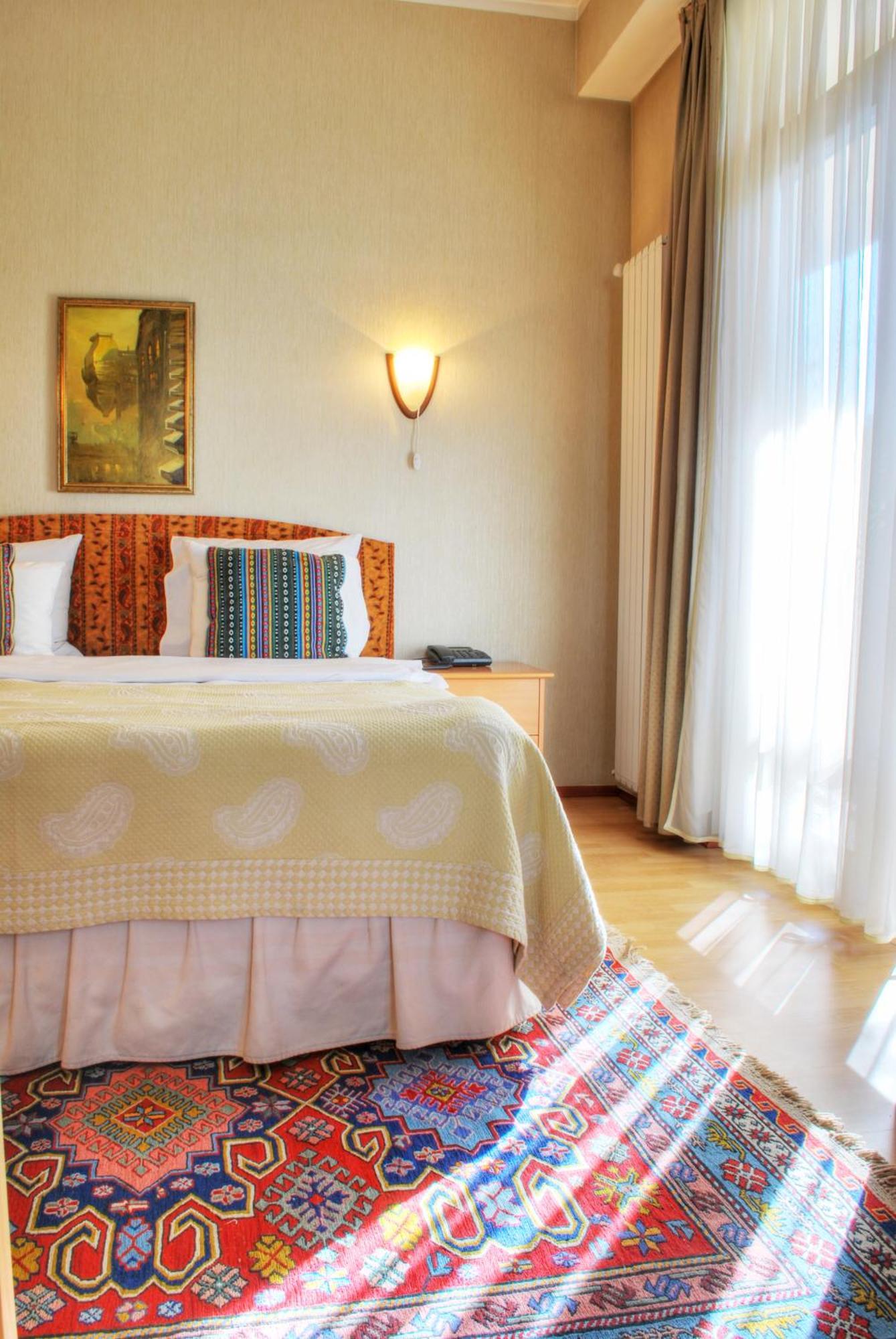 Urban Lodge Hotel Rooms And Suits 트빌리시 외부 사진