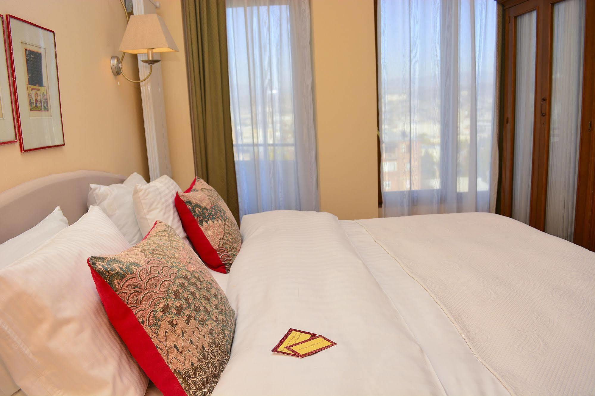Urban Lodge Hotel Rooms And Suits 트빌리시 외부 사진
