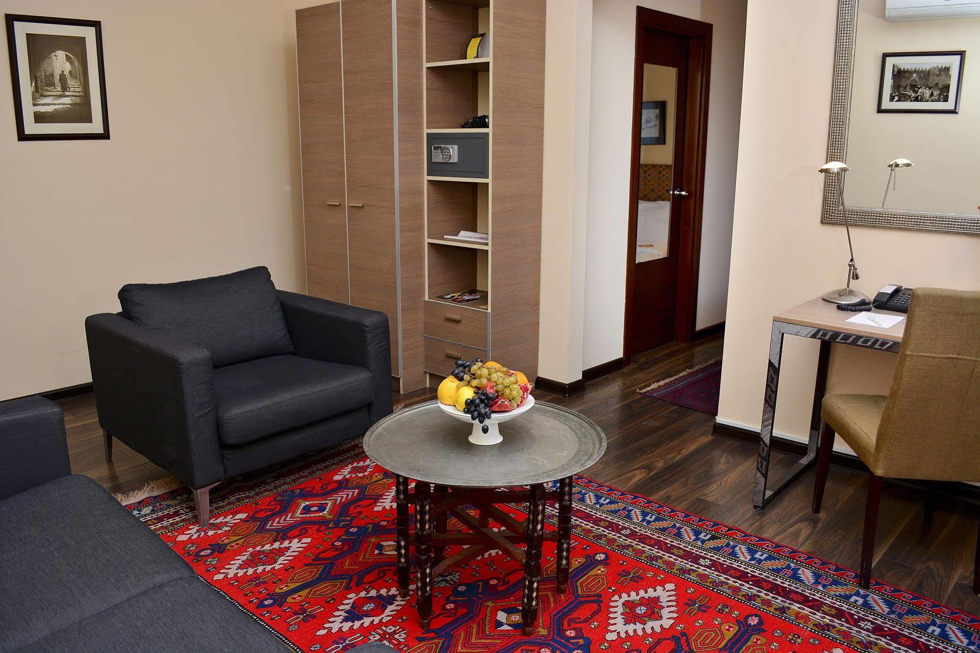 Urban Lodge Hotel Rooms And Suits 트빌리시 외부 사진